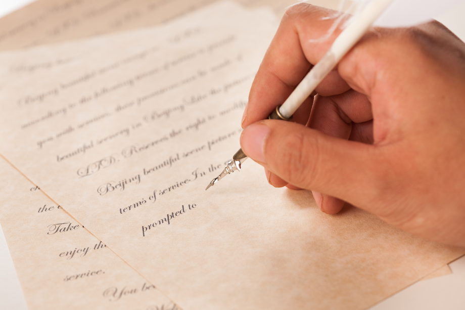 男人的手拿着鹅毛笔在写字图片 男人的手拿着鹅毛笔在写字图片