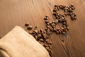 咖啡豆堆成的美元符号图片