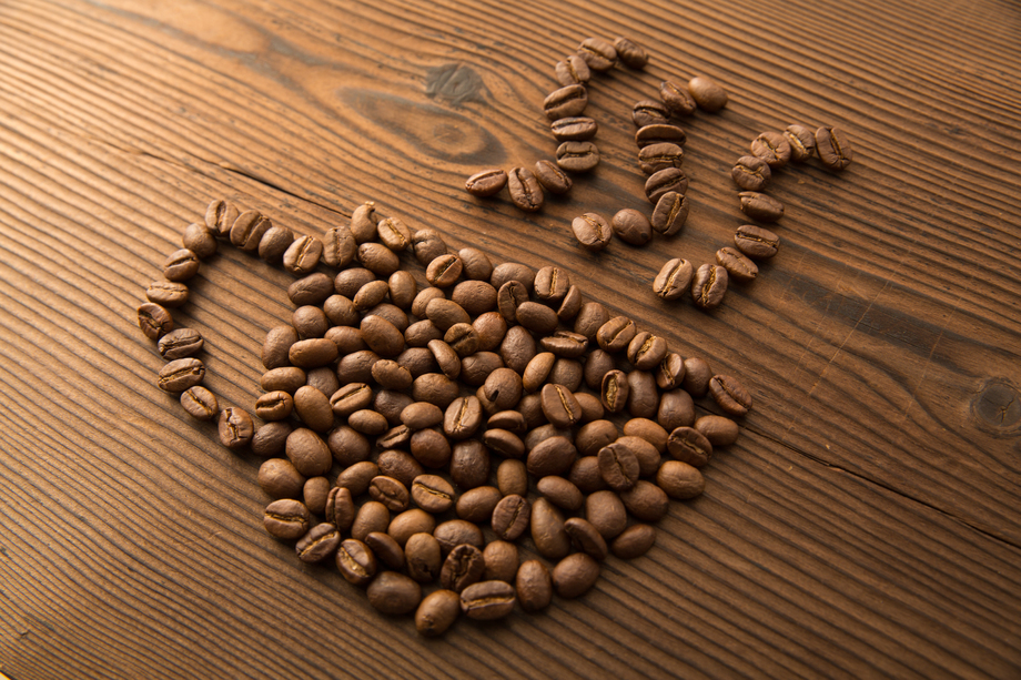 咖啡豆堆成的水杯 咖啡豆堆成的水杯