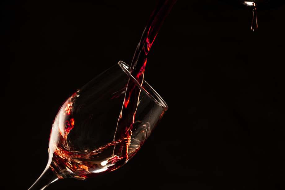 红酒倒进酒杯