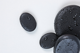 黑色鹅卵石特写图片