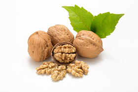 坚果与绿叶照片