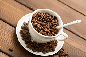 咖啡豆与咖啡杯图片