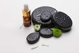 黑色鹅卵石和菊花特写