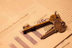 钥匙与杂志照片