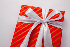 系着丝带的礼品盒