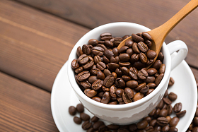 咖啡豆与咖啡杯