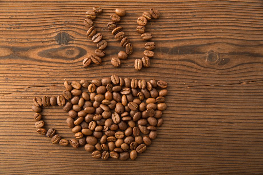 咖啡豆堆成的水杯 咖啡豆堆成的水杯