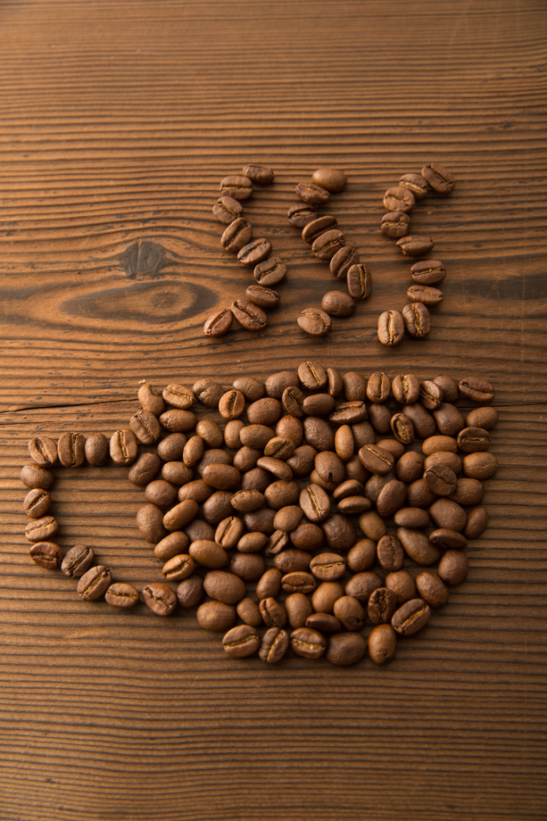 咖啡豆堆成的水杯 咖啡豆堆成的水杯