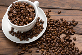 咖啡豆与咖啡杯