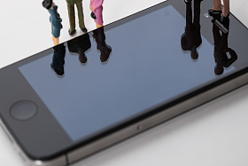 商务人士与手机图片