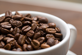 咖啡杯里的咖啡豆特写