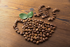 咖啡豆堆成的水杯