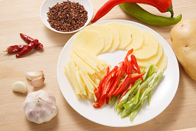 炒土豆丝的食材照片