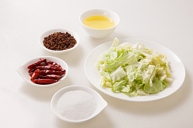炒圆白菜的食材图片