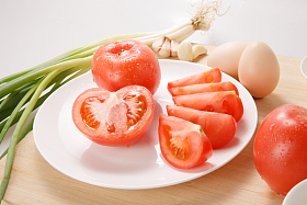 炒西红柿鸡蛋的食材图片