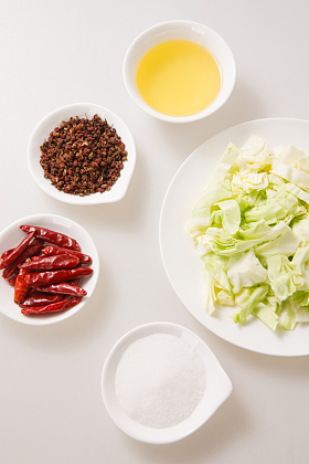 炒圆白菜的食材图片