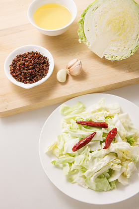 炒圆白菜的食材
