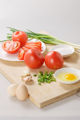 炒西红柿鸡蛋的食材照片