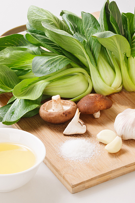 炒香菇油菜的食材照片
