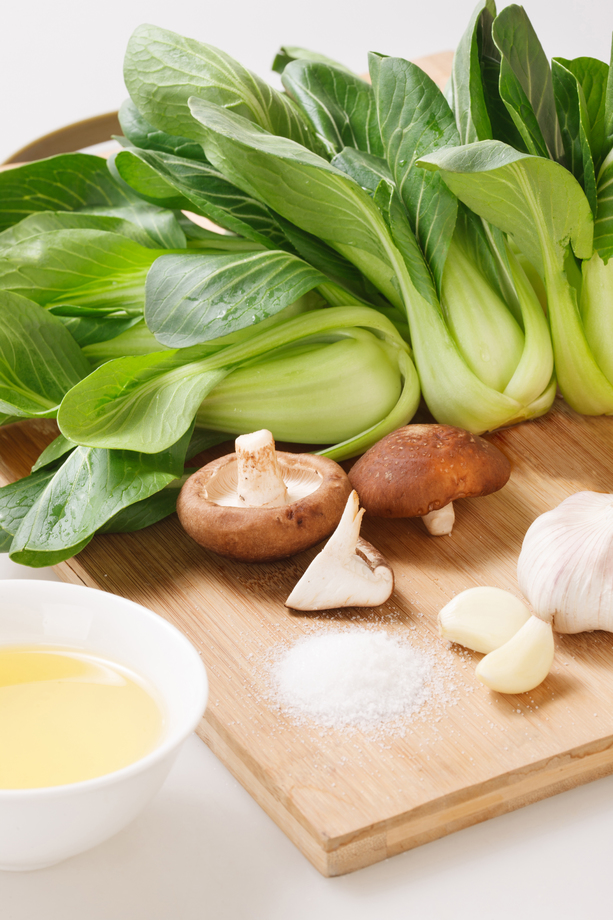 炒香菇油菜的食材照片
