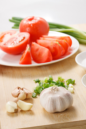 炒西红柿鸡蛋的食材图片