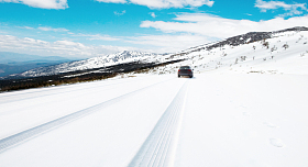 汽车行驶在雪地上