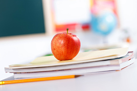苹果放在书本上