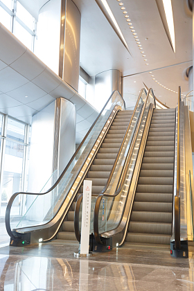 办公楼内电梯图片