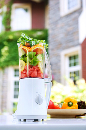 装满水果的榨汁机