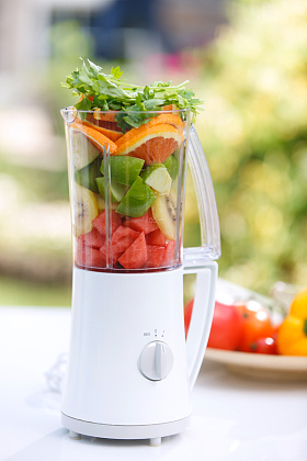 装满水果的榨汁机图片