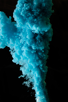 蓝色墨水在水中照片