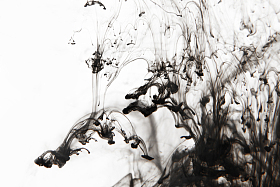 黑色墨水在水中图片