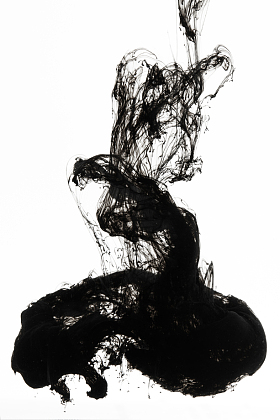 黑色墨水在水中图片