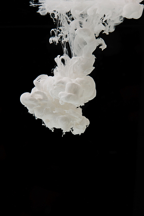 白色的颜料在水中照片