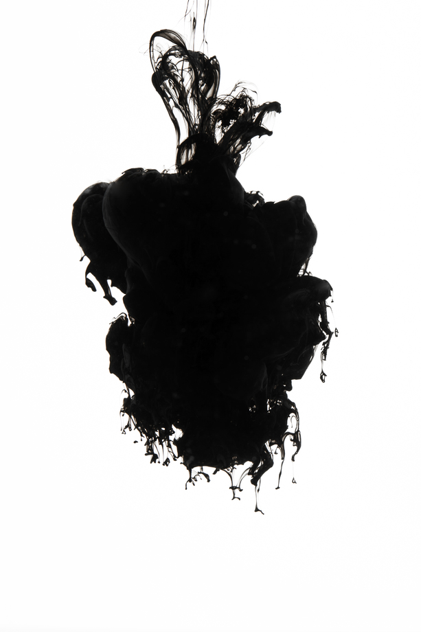 黑色墨水在水中图片
