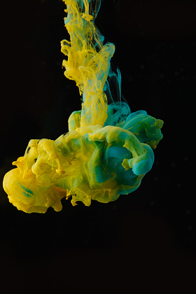 蓝色和黄色墨水在水中图片