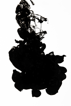 黑色墨水在水中图片