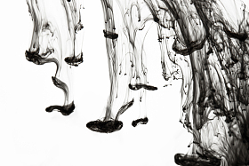 黑色墨水在水中图片