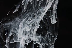 白色的颜料在水中照片