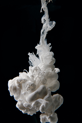 白色的颜料在水中图片