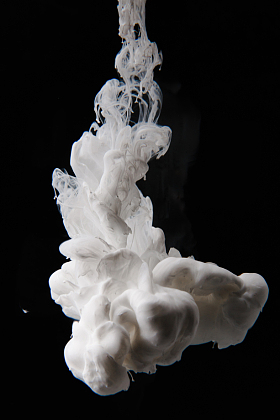 白色的颜料在水中图片