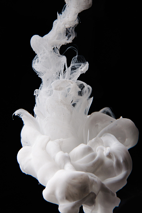 白色的颜料在水中图片