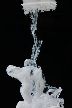 白色的颜料在水中图片