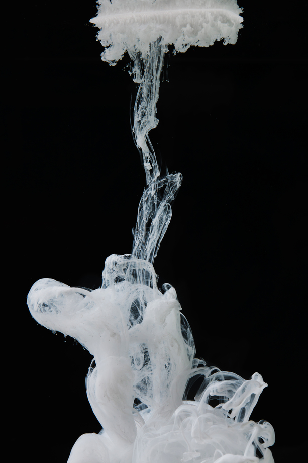 白色的颜料在水中图片 白色的颜料在水中图片