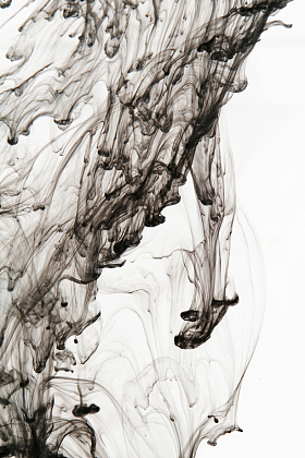 黑色墨水在水中