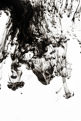 黑色墨水在水中