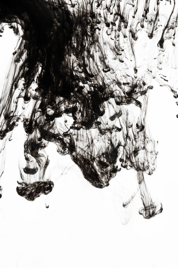 黑色墨水在水中