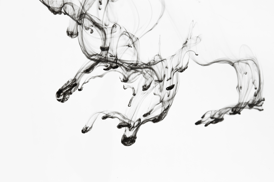 黑色墨水在水中图片