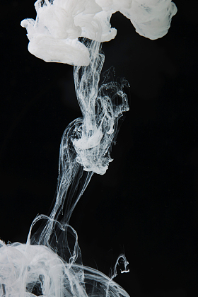 白色的颜料在水中图片